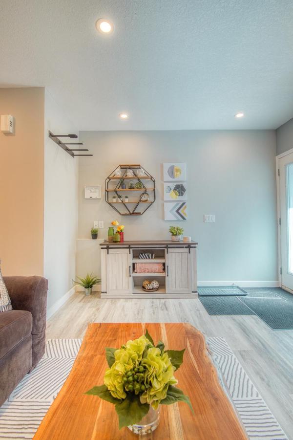 Beautiful Newly Reno 2Bdm 2 Bth Sleep Up To 6 Adults & Kids Mountain View Townhouse Suite Канмор Экстерьер фото