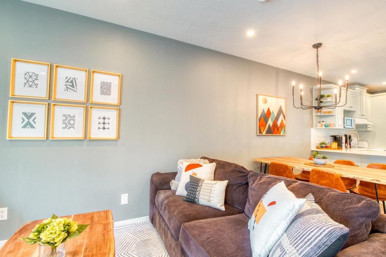 Beautiful Newly Reno 2Bdm 2 Bth Sleep Up To 6 Adults & Kids Mountain View Townhouse Suite Канмор Экстерьер фото