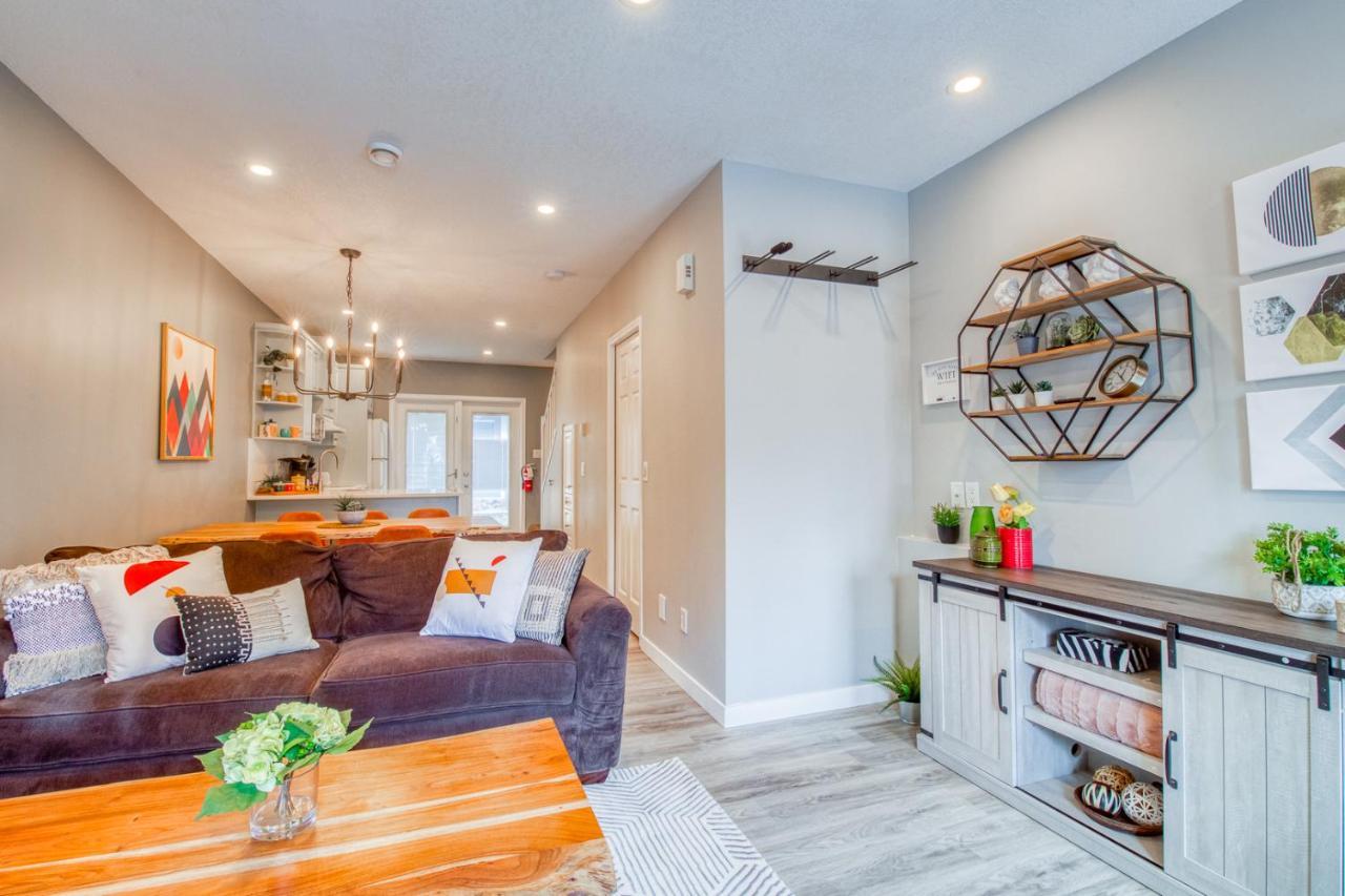 Beautiful Newly Reno 2Bdm 2 Bth Sleep Up To 6 Adults & Kids Mountain View Townhouse Suite Канмор Экстерьер фото